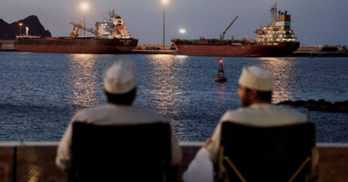 “Yết hầu” Hormuz hạ nhiệt, giá dầu lao dốc: Tia hy vọng hay chỉ là khoảng lặng trước cơn bão?