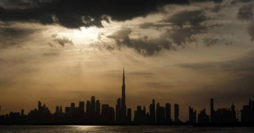 Các hãng hàng không toàn cầu tăng giá vé và cắt giảm các tuyến bay do giá nhiên liệu tăng cao