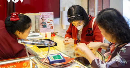 Giá vàng đang giảm, có nên chi tiền mua vào không?