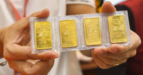 Vàng giảm gần 8 triệu đồng/lượng, nhà đầu tư nên mua hay bán?