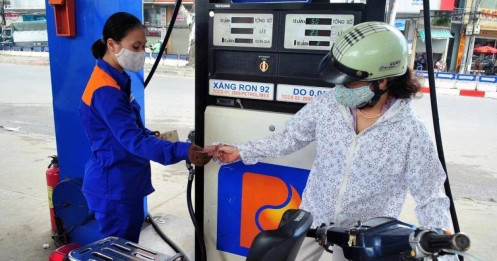 Xăng RON 95 chính thức phá ngưỡng 30.000 đồng