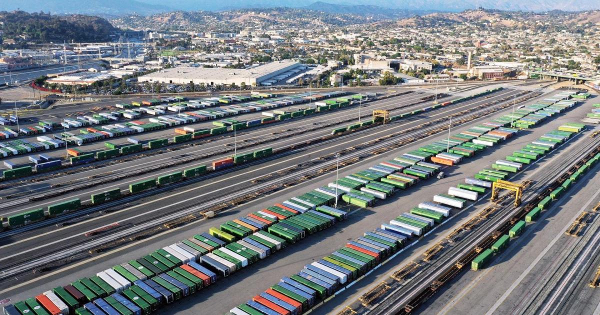 Hormuz "đóng băng" và bóng ma suy thoái toàn cầu