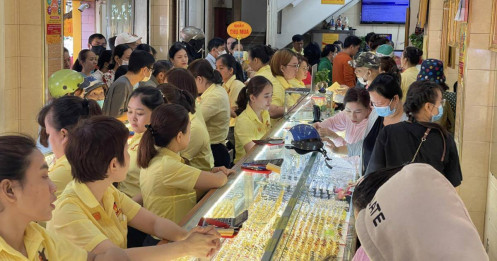 Giá vàng lao dốc mạnh, nhiều thương hiệu mất tới 6 triệu đồng/lượng