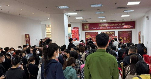 Giá chênh gần 30 triệu/lượng, tiệm vàng mở bán không giới hạn