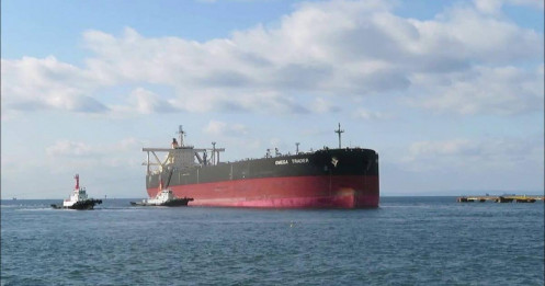 Một siêu tàu chở dầu vừa lặng lẽ vượt qua eo biển Hormuz, báo tin cực vui cho thế giới