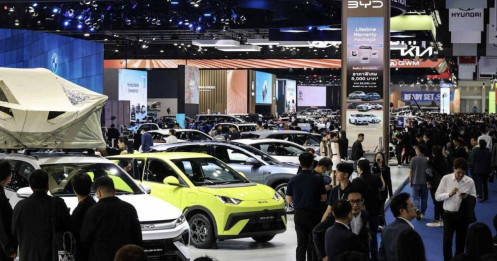 Giá xăng “dậy sóng” vì Iran, người dân tháo chạy sang xe điện