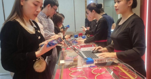 Giá vàng cao hơn thế giới 30 triệu/lượng, người mua đối mặt rủi ro kép