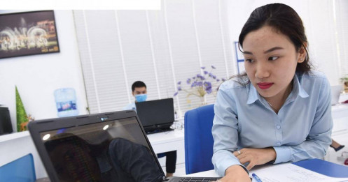 Chứng khoán "hụt hơi" trước cuộc đua tăng lãi suất huy động