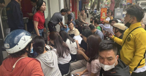 Dòng người thấp thỏm trên ‘phố vàng’ trước giờ Bảo Tín Minh Châu mở cửa