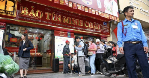 Xếp hàng mua vàng khi Bảo Tín Minh Châu mở cửa trở lại
