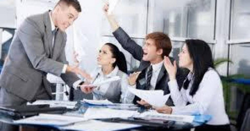 Đồng nghiệp nơi công sở và bài học về “giữ miệng” trong quản trị tài chính cá nhân