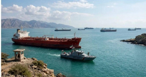 Iran mở cửa cho 10 tàu dầu qua eo biển Hormuz, giá dầu sẽ giảm?