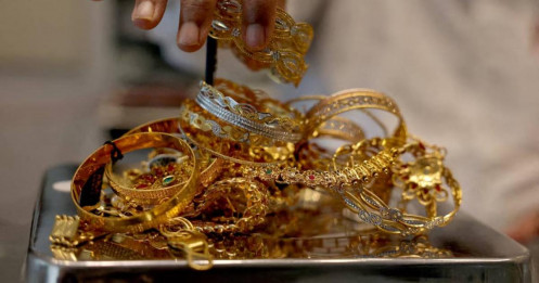 Giá vàng giảm khi giá dầu tăng mạnh, kỳ vọng Fed hạ lãi suất suy yếu