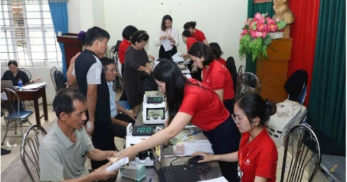 Người dân đổ về nhà văn hóa nhận tiền đền bù đất của siêu dự án Olympic 925.000 tỷ đồng