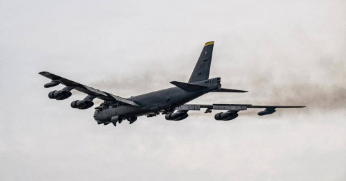 B-52 Mỹ lần đầu "dạo chơi" trên bầu trời Iran