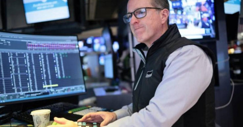 Giá cổ phiếu tương lai giảm nhẹ khi giá dầu tiếp tục tăng; chỉ số S&P 500 tiến gần hơn đến vùng điều chỉnh