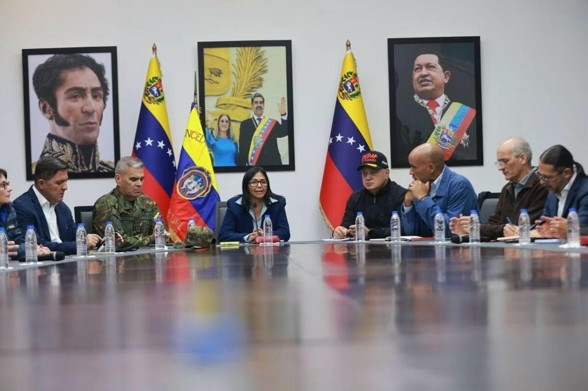 Tổng thống Mỹ ra tuyên bố cứng rắn, lãnh đạo lâm thời Venezuela dịu giọng