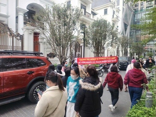 Biệt thự Hoàng Hường “náo loạn”: Công nhân vây kín cổng đòi hàng chục triệu tiền lương