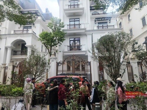 Biệt thự Hoàng Hường “náo loạn”: Công nhân vây kín cổng đòi hàng chục triệu tiền lương