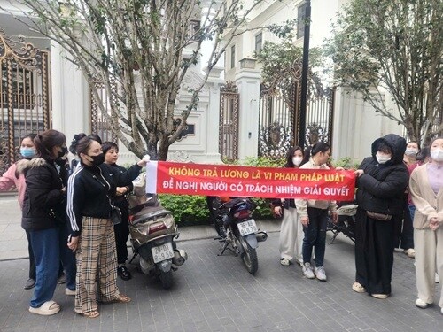 Biệt thự Hoàng Hường “náo loạn”: Công nhân vây kín cổng đòi hàng chục triệu tiền lương
