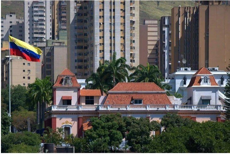 Nổ súng gần phủ tổng thống Venezuela