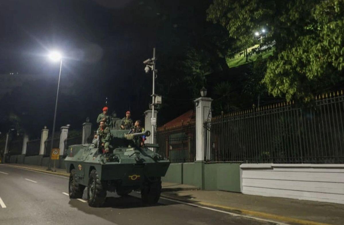 Căng thẳng tột đỉnh: Dinh tổng thống Venezuela vang tiếng súng chỉ sau ít ngày Mỹ đột kích