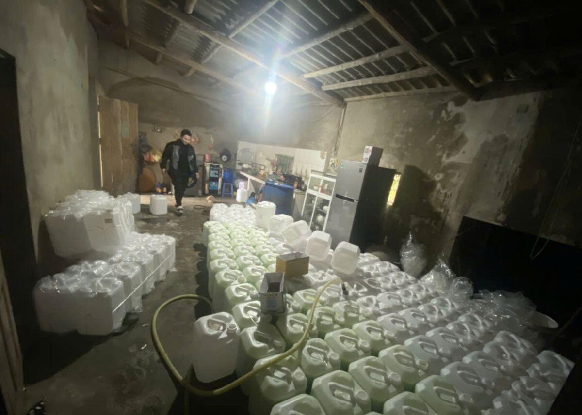 Phát hiện và xử lý cơ sở kinh doanh 880 lít rượu hương cốm không rõ nguồn gốc