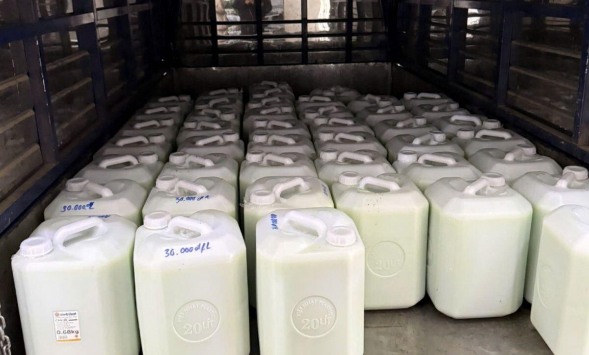 Phát hiện và xử lý cơ sở kinh doanh 880 lít rượu hương cốm không rõ nguồn gốc