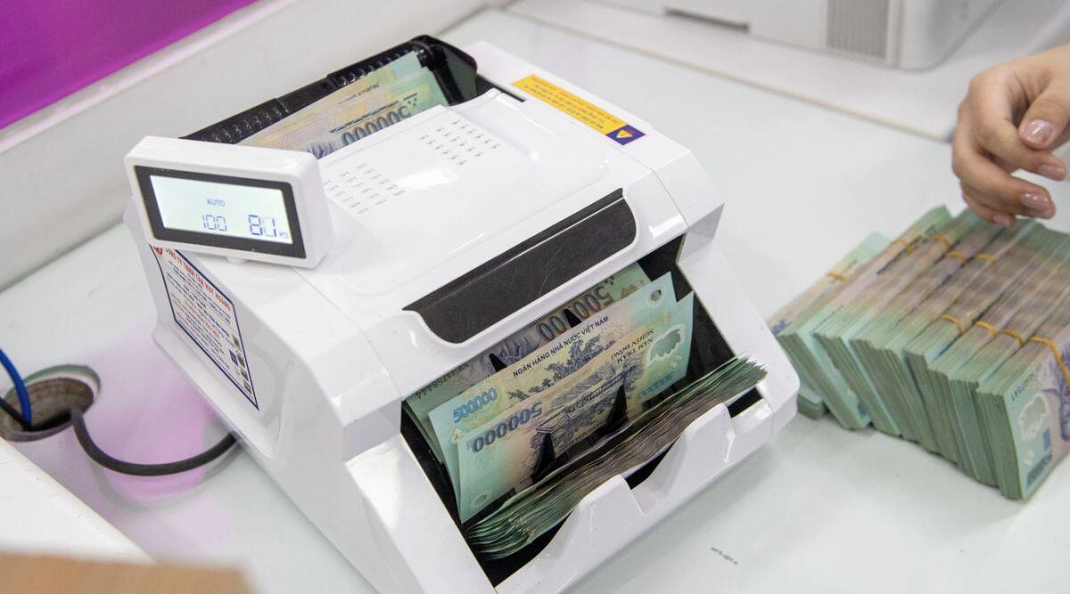 Lãi suất tiết kiệm “nóng” trở lại: Nhiều ngân hàng vượt 7%/năm, cuộc đua hút tiền gửi tăng tốc