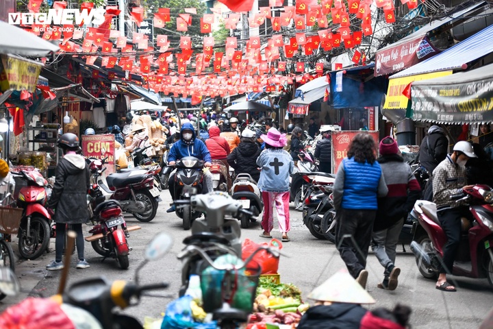 Bỏ chục tỷ đồng mua nhà, sống khổ giữa nhan nhản chợ cóc, quán ăn