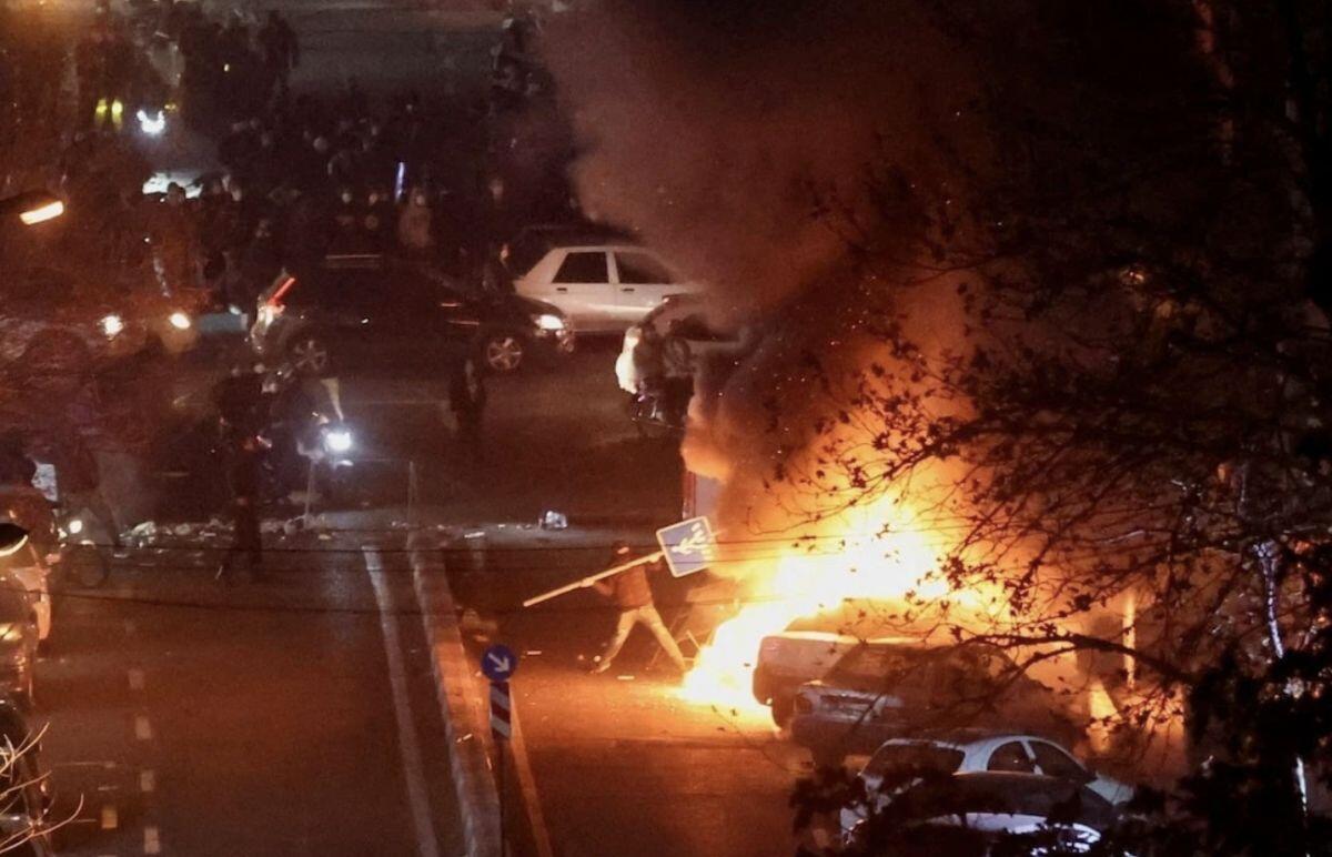 “Viện trợ đang đến”: Ông Trump sắp đưa quân Mỹ tấn công Iran?