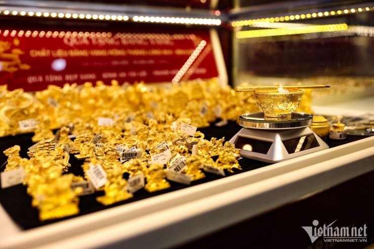 Cơn sóng vàng 50 năm mới có một lần, bạc tăng dựng đứng