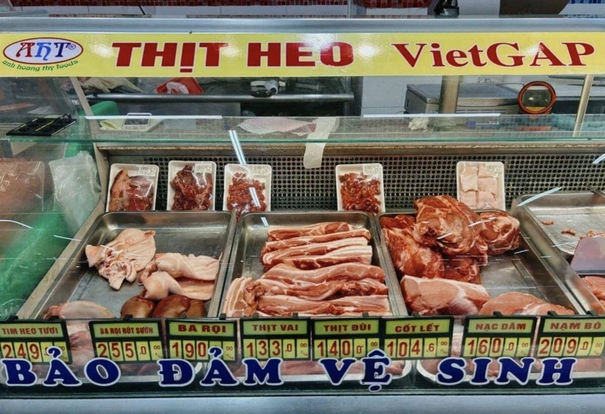 Hành trình chục nghìn tấn thịt heo vào TP.HCM: Lỗ hổng sau những dấu kiểm dịch