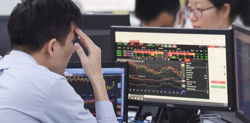 Cuộc "di cư" của dòng tiền giữa tâm bão rung lắc