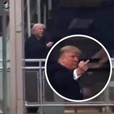 Ông Trump 'giơ ngón tay thối' gây tranh cãi