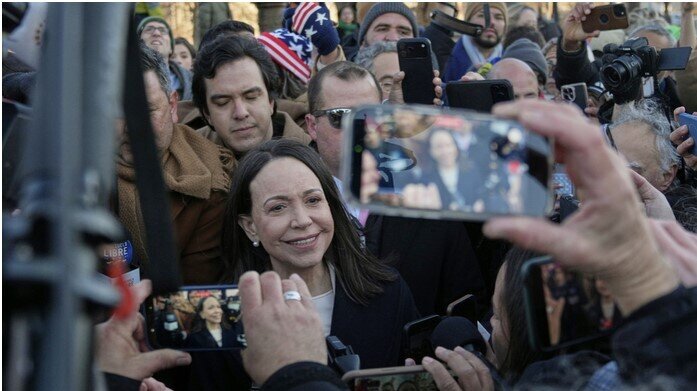 Ông Donald Trump nói gì khi được tặng huy chương Nobel Hòa bình?