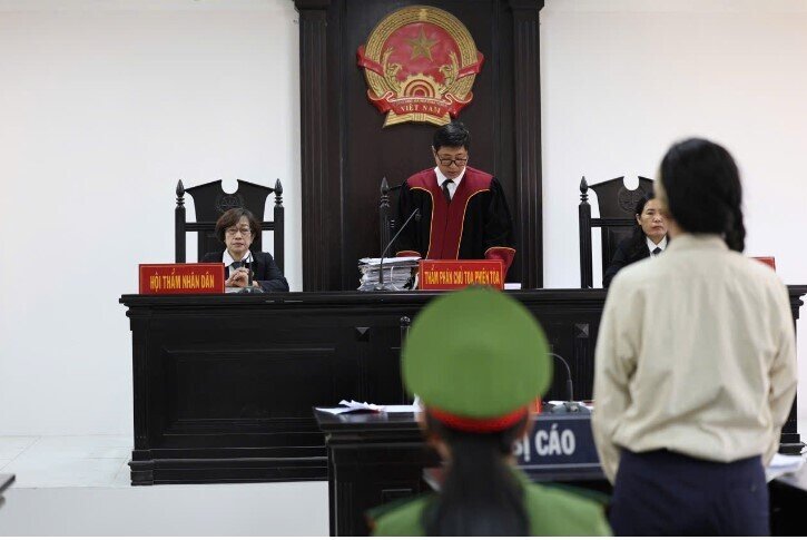 Vợ chồng bà Nguyễn Phương Hằng không đến toà theo giấy triệu tập, bà Đinh Lan muốn hoãn phiên toà