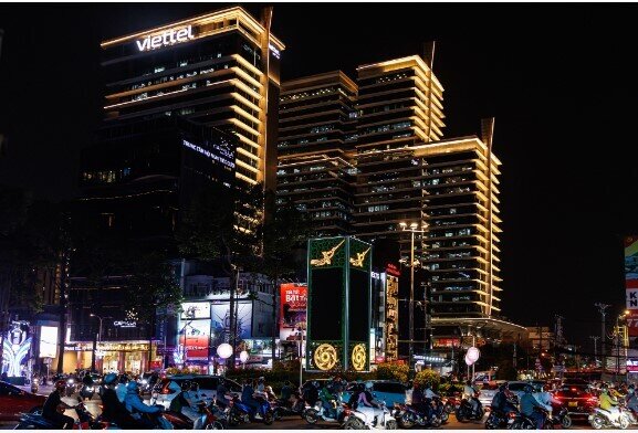 Khi TP.HCM lên đèn, dân văn phòng Viettel, VPBank, JP Morgan vẫn miệt mài làm việc