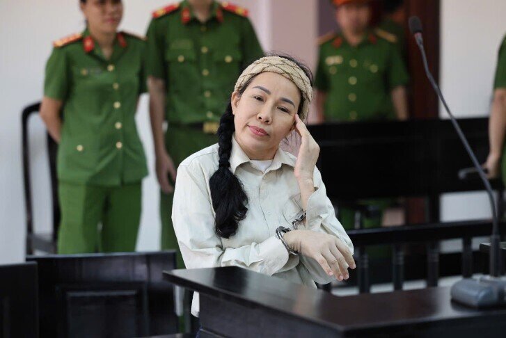 Vợ chồng bà Nguyễn Phương Hằng không đến toà theo giấy triệu tập, bà Đinh Lan muốn hoãn phiên toà