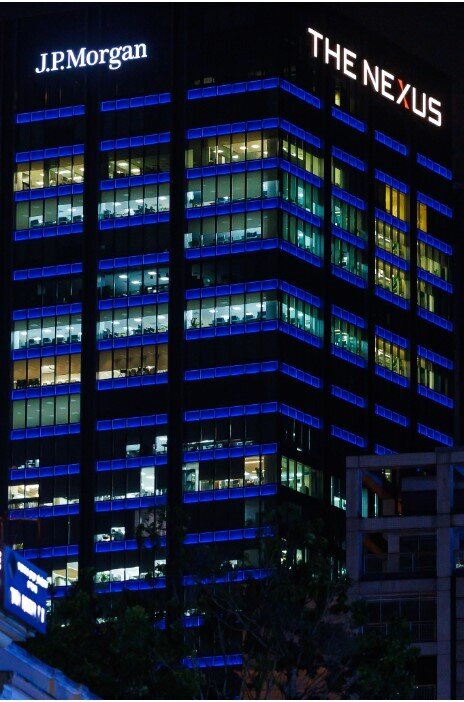 Khi TP.HCM lên đèn, dân văn phòng Viettel, VPBank, JP Morgan vẫn miệt mài làm việc