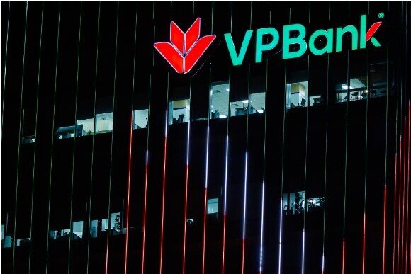 Khi TP.HCM lên đèn, dân văn phòng Viettel, VPBank, JP Morgan vẫn miệt mài làm việc