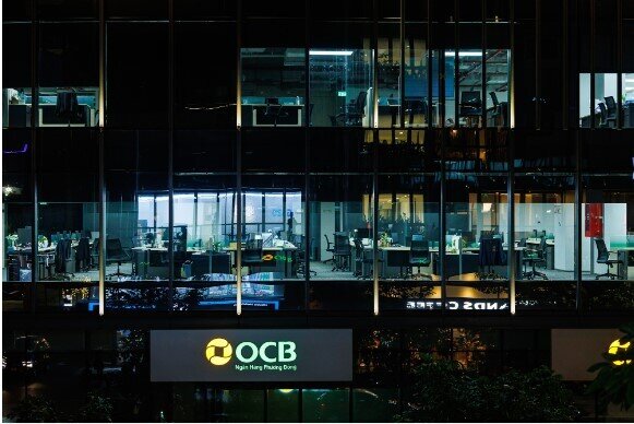 Khi TP.HCM lên đèn, dân văn phòng Viettel, VPBank, JP Morgan vẫn miệt mài làm việc