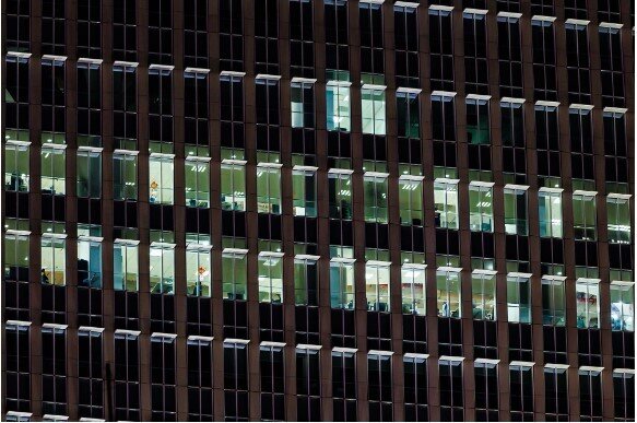 Khi TP.HCM lên đèn, dân văn phòng Viettel, VPBank, JP Morgan vẫn miệt mài làm việc