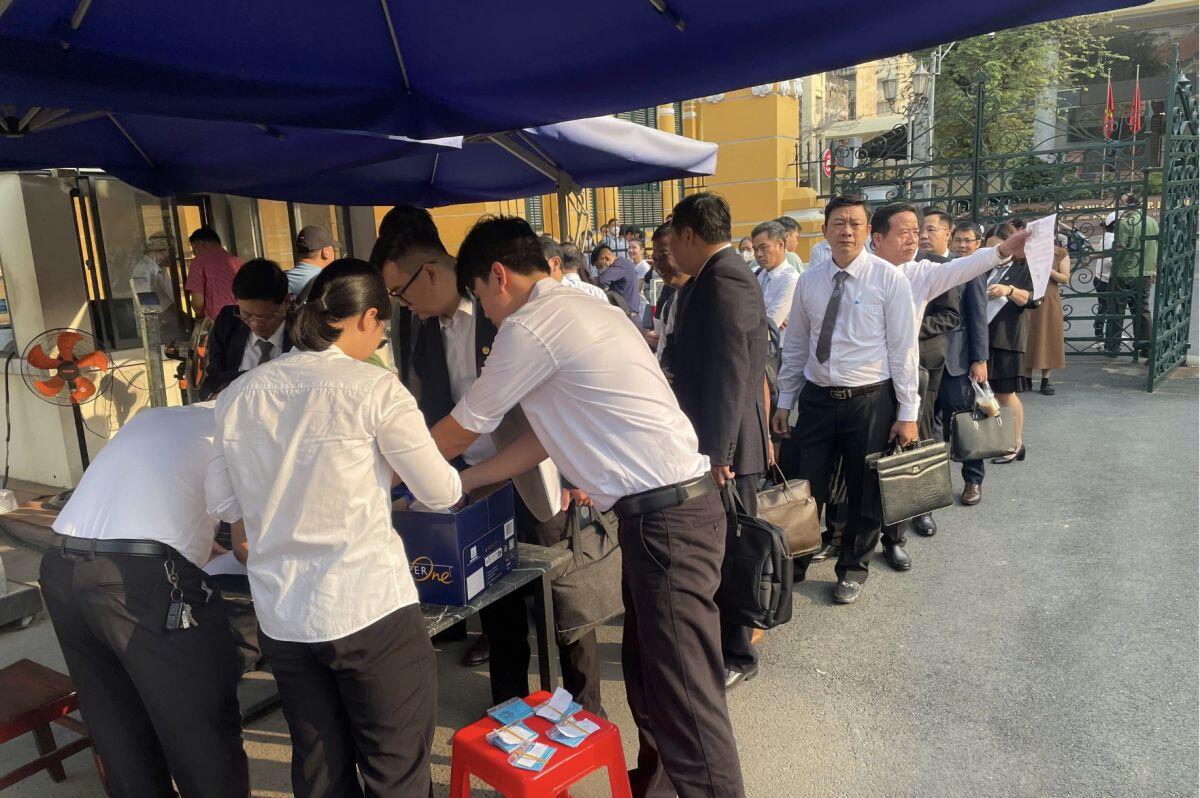 100 người của 'mạng lưới' cấp 218.000 phiếu thử nghiệm giả hầu tòa