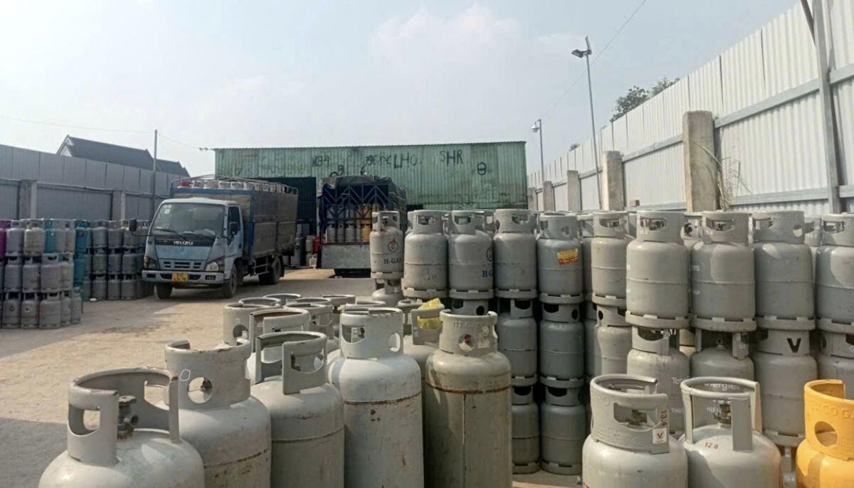 Rúng động đường dây gas giả đặc biệt lớn: 12 điểm bị khám xét, hàng nghìn bình LPG bị thu giữ