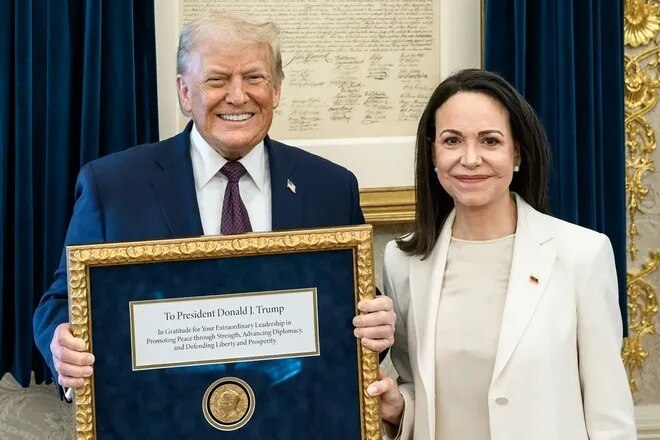 Được tặng huy chương Nobel, ông Trump đáp lễ bằng chiếc túi