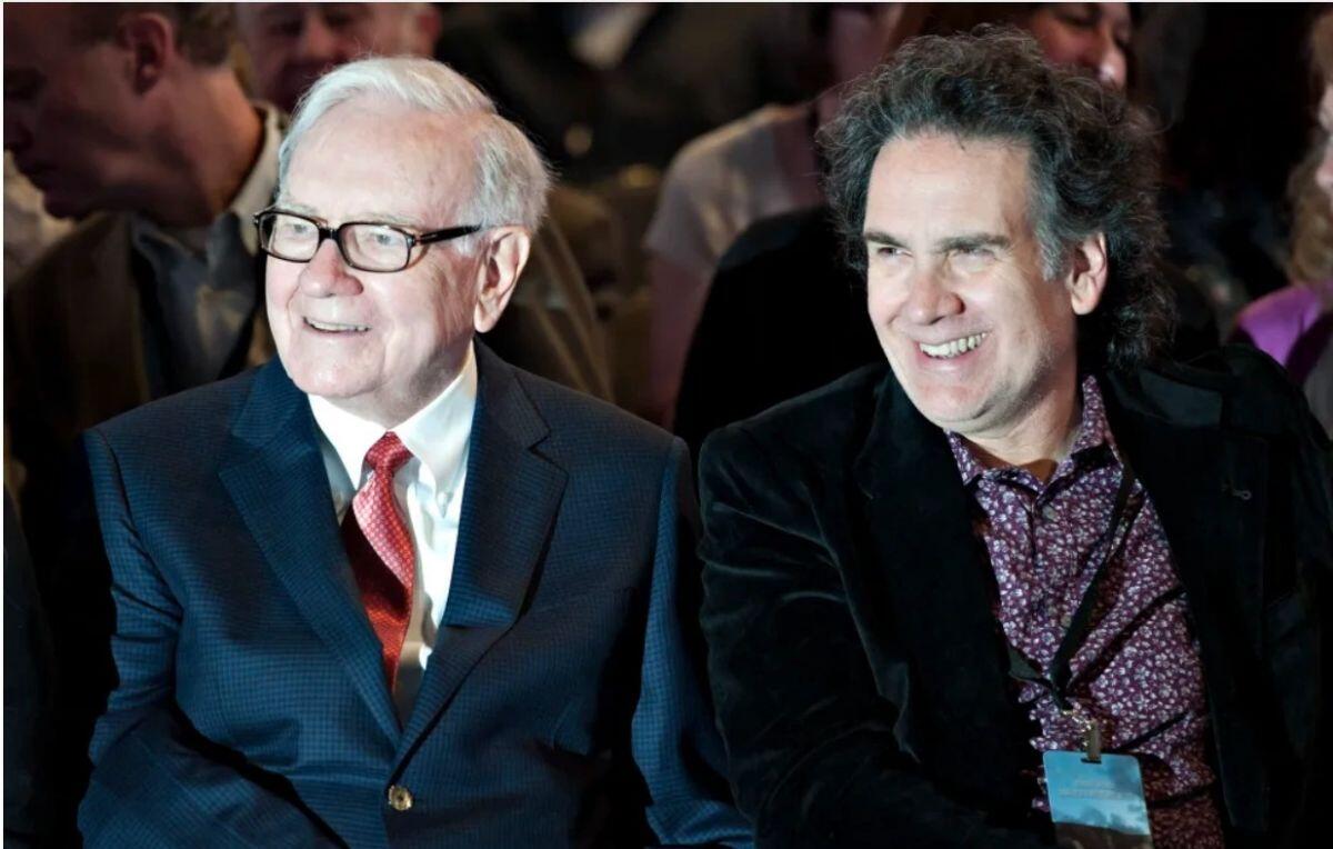 ‘Bố tôi là ai?’: Cú sốc tuổi 20 của con trai Warren Buffett và bí mật đằng sau đế chế 145 tỷ USD
