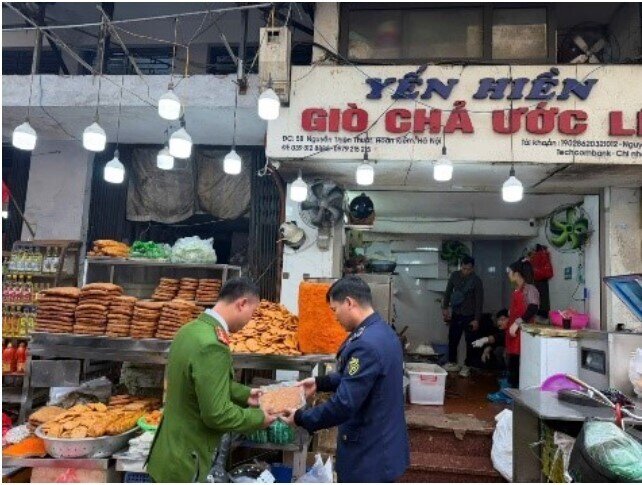 Rùng mình: Phát hiện cơ sở giò chả ở phố cổ Hà Nội dùng chất cấm, tuồn ra thị trường 300 tấn suốt 3 năm