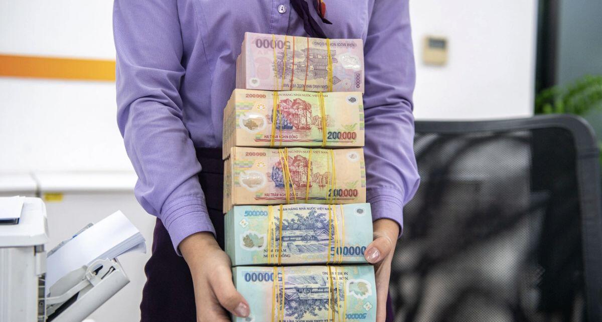 Lãi suất huy động tăng dồn dập, thêm nhiều ngân hàng nhập cuộc