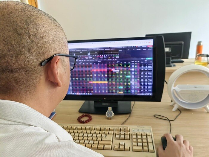 Doanh nghiệp ồ ạt báo lãi, chứng khoán vẫn rung lắc